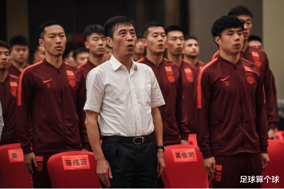 中国足球史上最严降薪，半数球员月薪不足1万2，网友：不如进厂上班