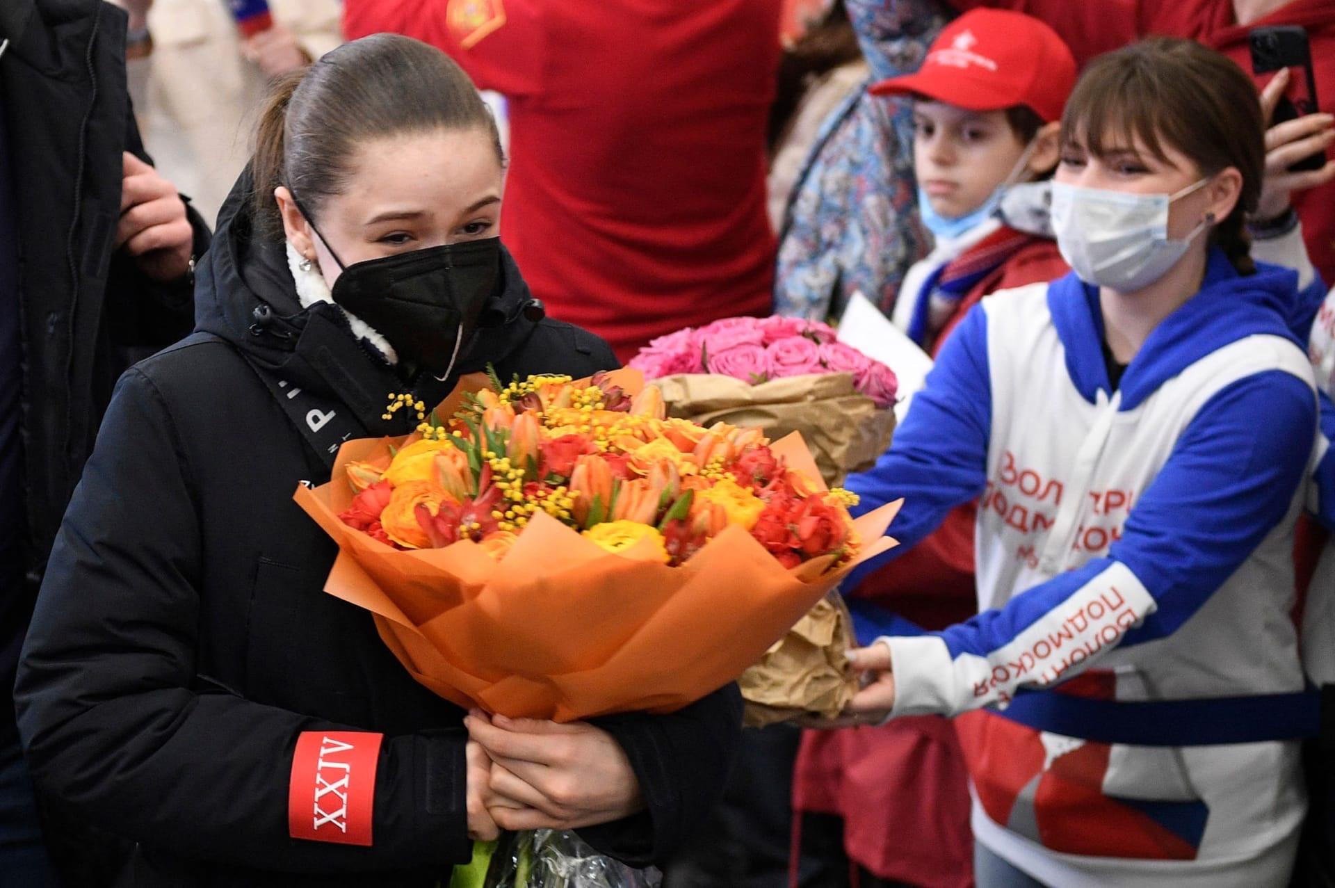 瓦利耶娃双眼哭肿，抵达莫斯科收到鲜花，大批粉丝接机为她欢呼
