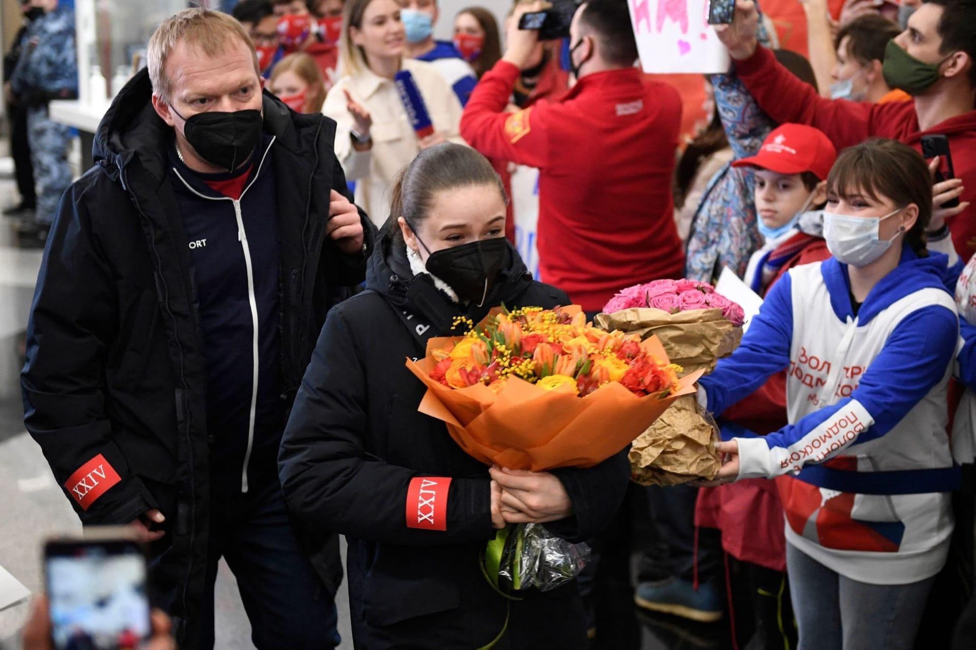 瓦利耶娃双眼哭肿，抵达莫斯科收到鲜花，大批粉丝接机为她欢呼(6)
