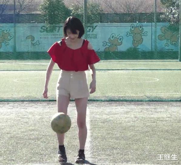 日本最美女明星，3岁开始踢球，5岁当童星，球技让国足自愧不如(1)