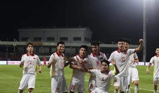 越南足球越来越强，以小打大称霸东南亚，中国足球慌了吗？(1)