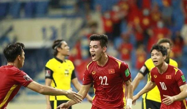 越南足球越来越强，以小打大称霸东南亚，中国足球慌了吗？(3)
