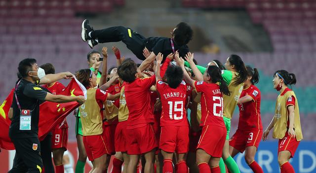 5-0！世界第1狂飙，2分钟2球，中国女足重返巅峰需提升3个方面(14)