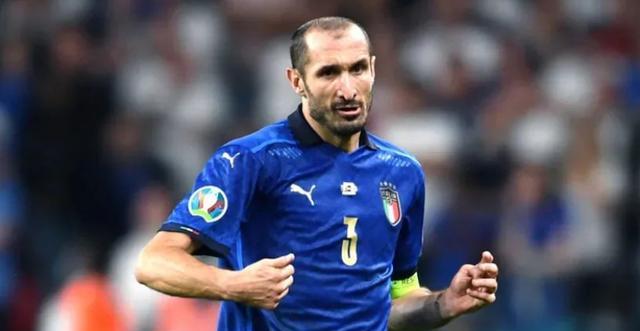 无缘世界杯后！意大利队长做重要决定，弱鸟遭质疑，球迷骂声一片(4)
