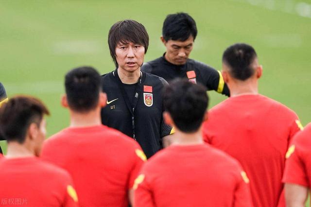 中国男足踢出最爷们一战，进球后的一幕，感受到久违的温暖