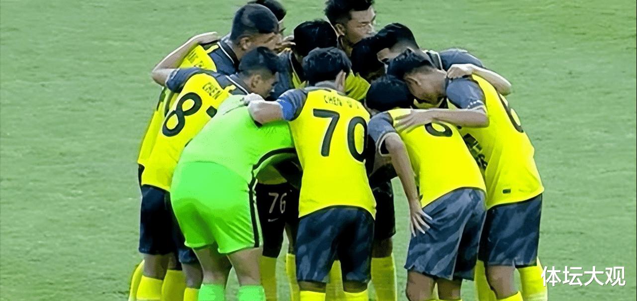 广州队5球负马来西亚球队，门将献业余级失误，心态失衡报复染红