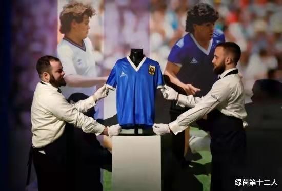 价格高达3000万！马拉多纳世界杯球衣被拍卖，这是球王对战英格兰时所穿！(1)