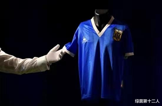 价格高达3000万！马拉多纳世界杯球衣被拍卖，这是球王对战英格兰时所穿！(2)