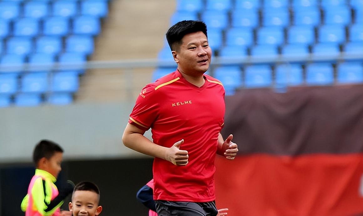 武汉队教练组急需新面孔助阵，国足名将成热门，曾是李金羽队友