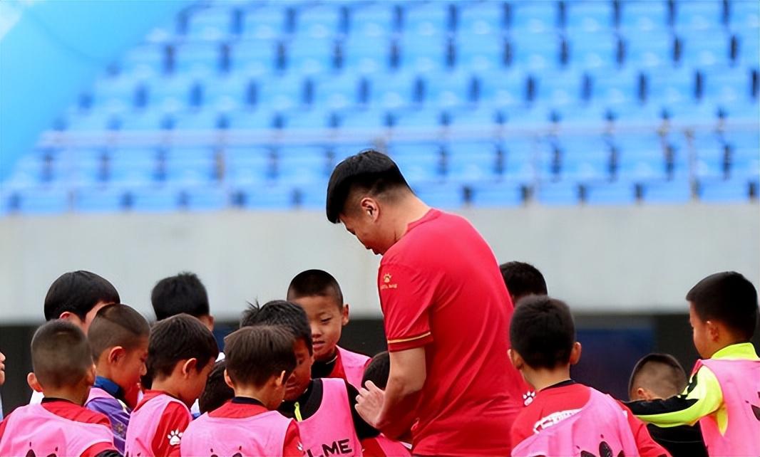 武汉队教练组急需新面孔助阵，国足名将成热门，曾是李金羽队友(2)