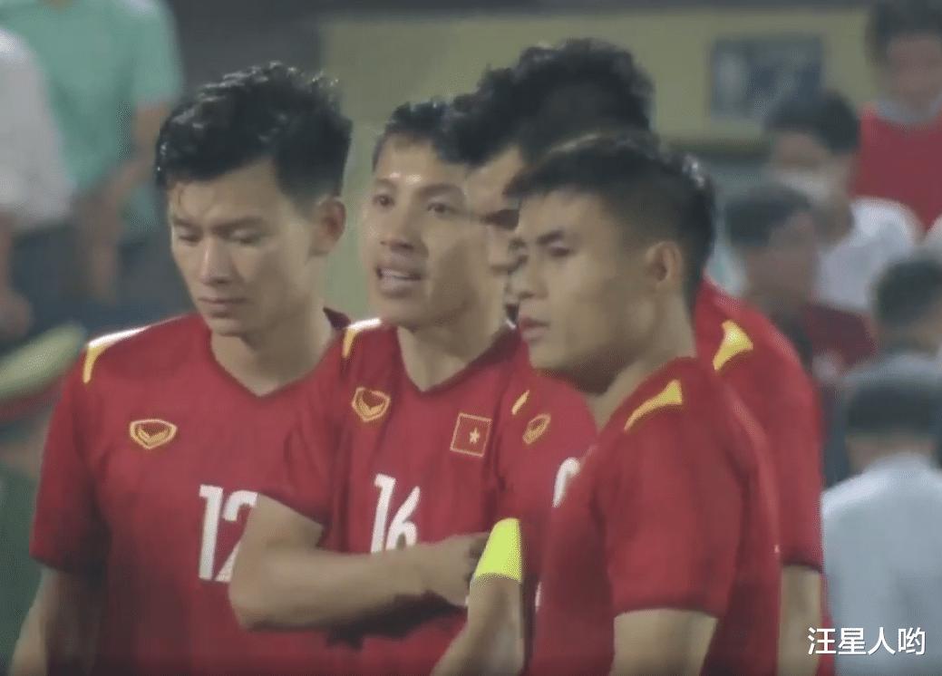 3-0！越南U23吊打印尼队，狂轰18脚射门，3次击中门框，获7张黄牌(5)