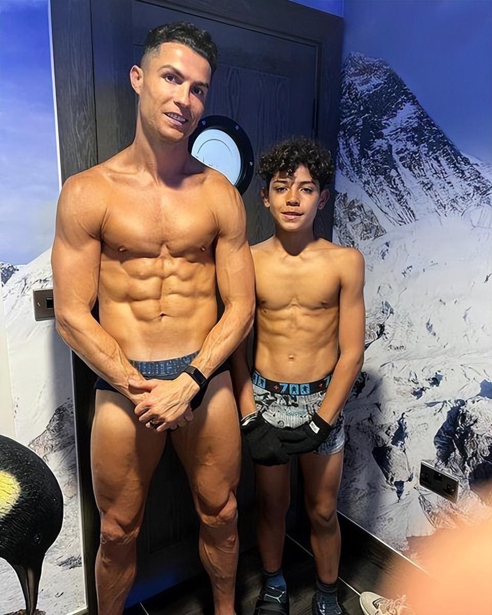 虎父无犬子！37岁的C罗和12岁的儿子mini罗，一起展现超强肌肉！