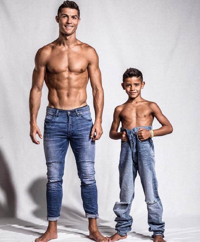 虎父无犬子！37岁的C罗和12岁的儿子mini罗，一起展现超强肌肉！(2)