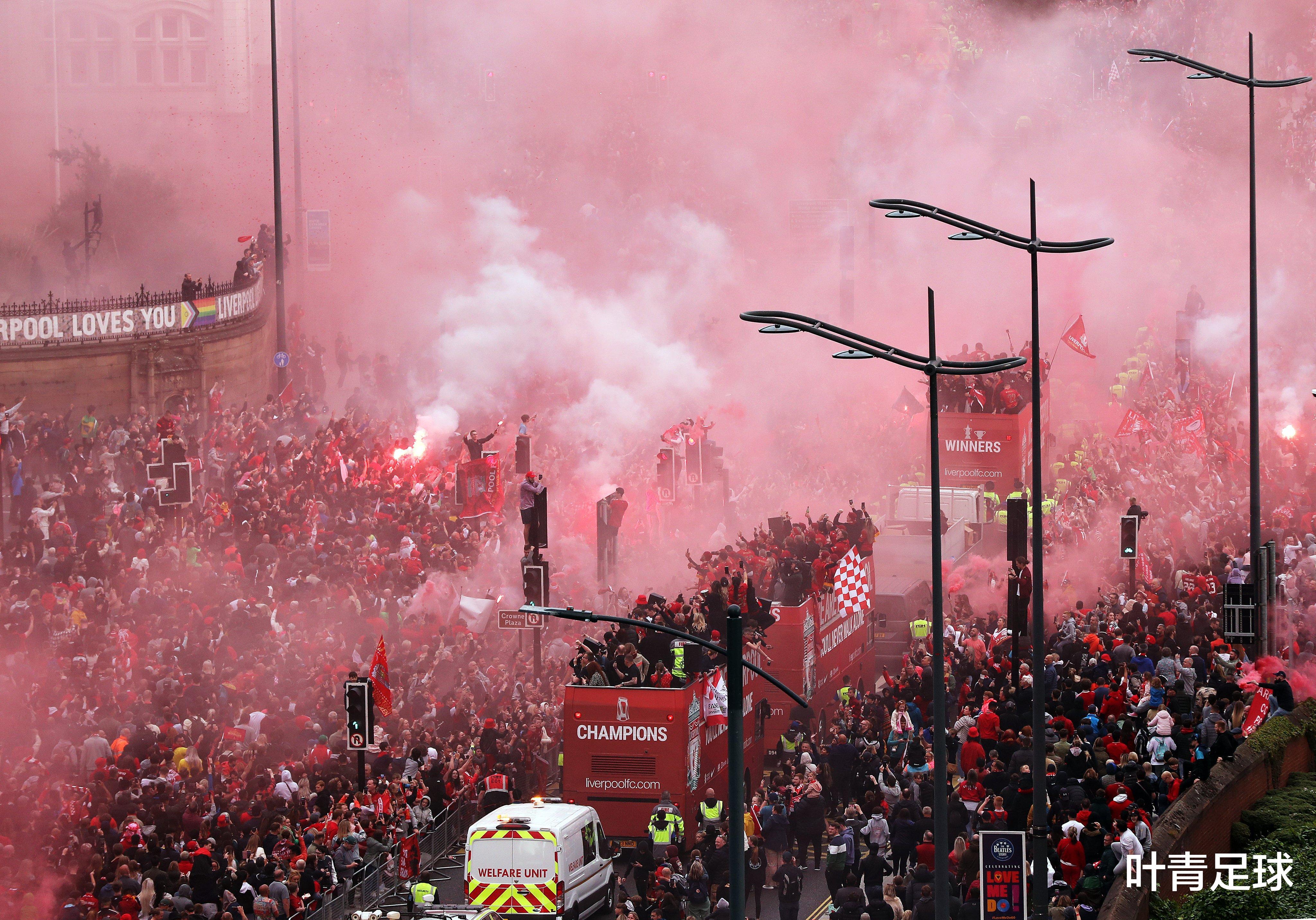 双冠！利物浦全城狂欢：50万球迷，绵延14公里，烟火一片红(2)