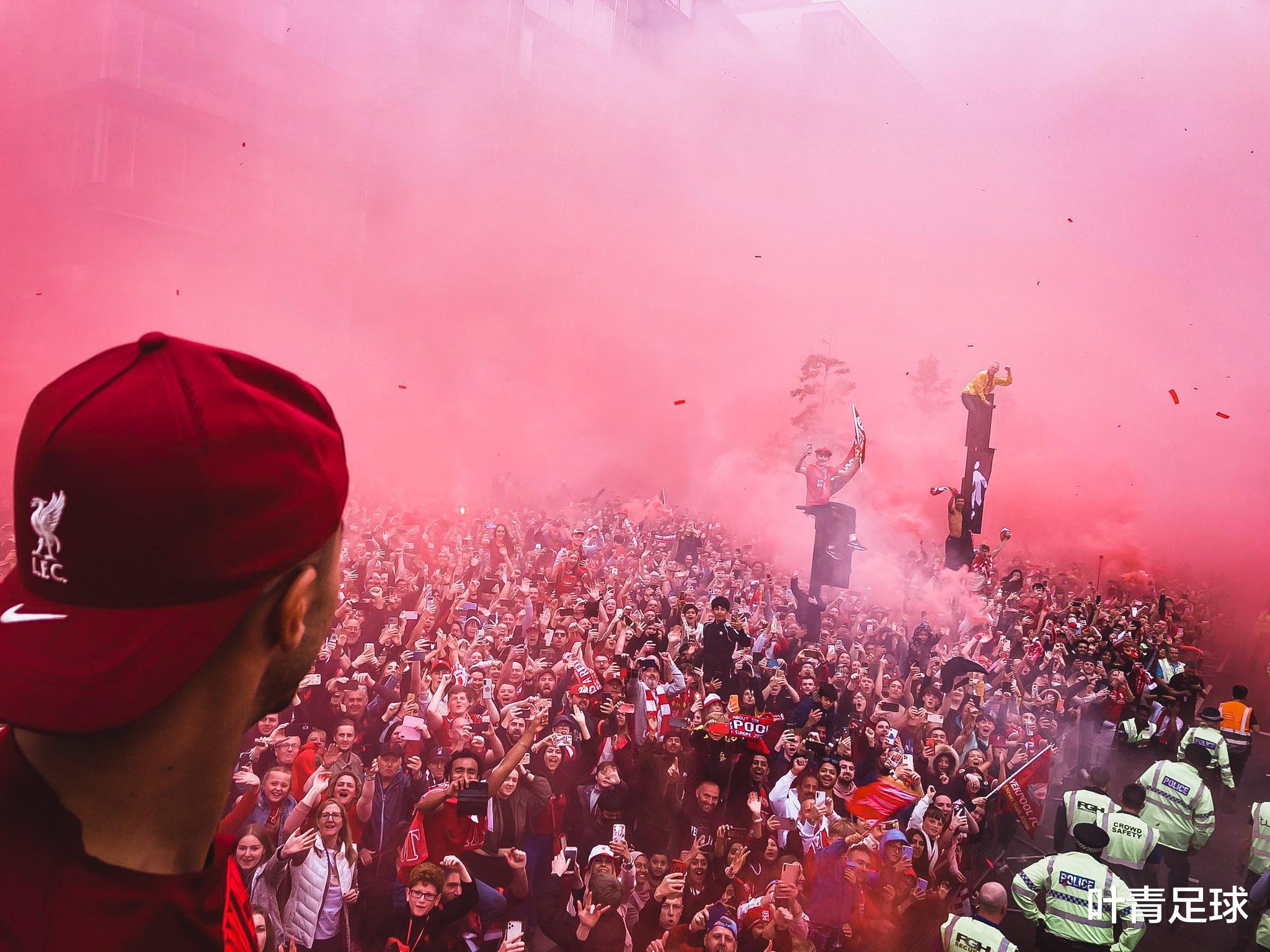 双冠！利物浦全城狂欢：50万球迷，绵延14公里，烟火一片红(5)