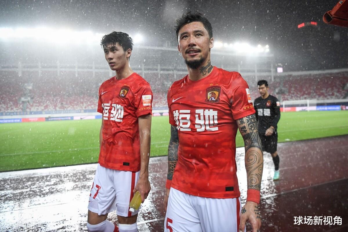 晚上20点！记者曝出争议猛料，中国足球成大笑话，球迷吐槽声一片(4)