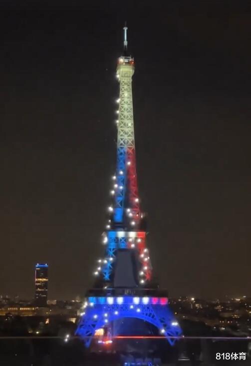 美好! 梅西一家埃菲尔铁塔看法国国庆烟花秀, 梅西抱俩儿子安妞搂蒂总(4)