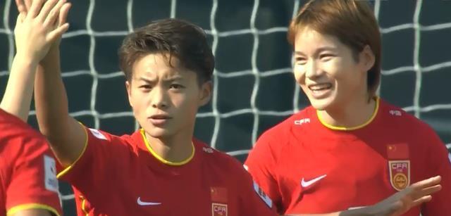中国女足大获全胜，21岁孙雯停球转身进球，对手的乌龙球太离谱了(2)
