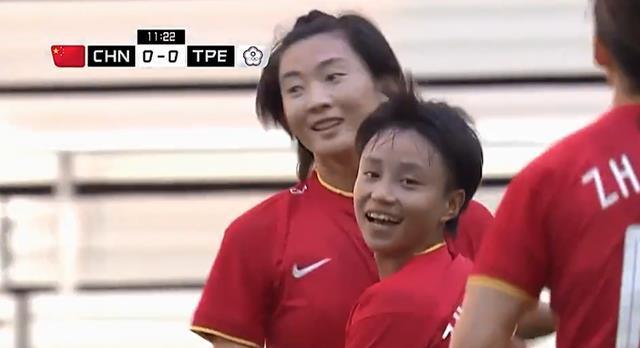 中国女足大获全胜，21岁孙雯停球转身进球，对手的乌龙球太离谱了(4)