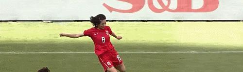 中国女足大获全胜，21岁孙雯停球转身进球，对手的乌龙球太离谱了(5)