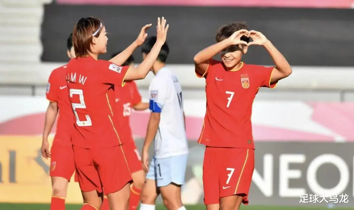2-1！多亏了韩国，造62%控球，拖垮死敌，中国女足迎喜讯，保送冠军