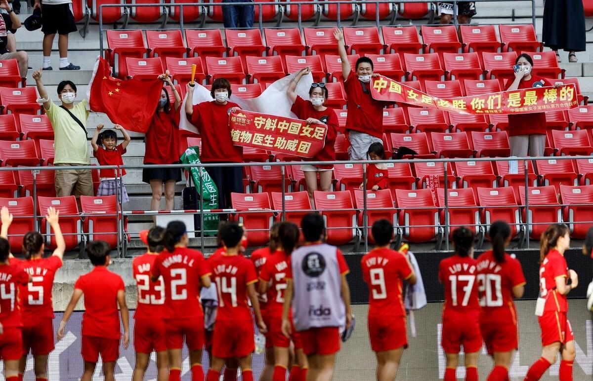 中国女足安全抵达旧金山：将进行10场热身赛，张琳艳唐佳丽未随队(2)