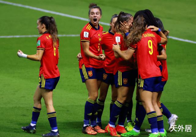 首夺世界杯冠军！西班牙姑娘冲入场内庆祝，日本卫冕失败女孩落泪(2)