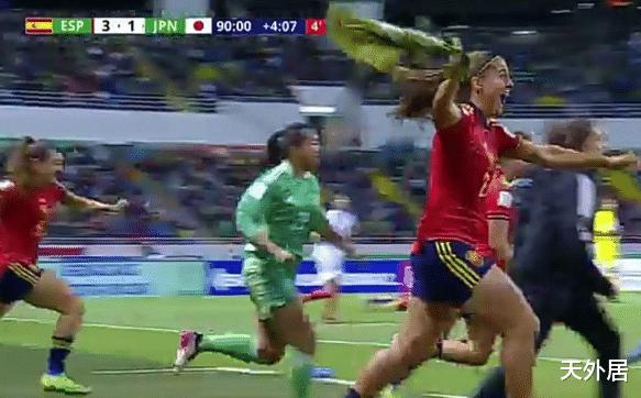 首夺世界杯冠军！西班牙姑娘冲入场内庆祝，日本卫冕失败女孩落泪(4)