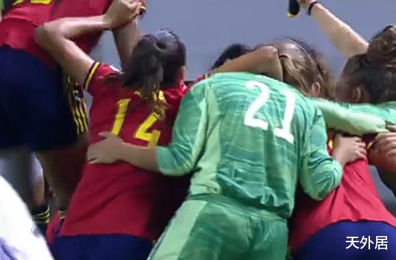首夺世界杯冠军！西班牙姑娘冲入场内庆祝，日本卫冕失败女孩落泪(5)