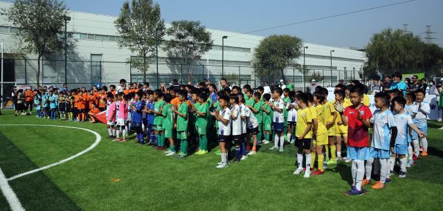 国际绿茵秋季全国足球联赛正式启动 千名少年齐聚(2)
