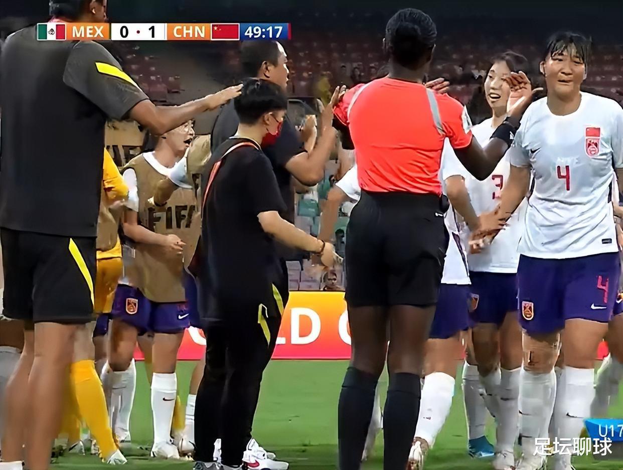 世界杯第1球诞生！中国女足爆发，小将送点后造点，17岁队长滑跪庆祝(4)