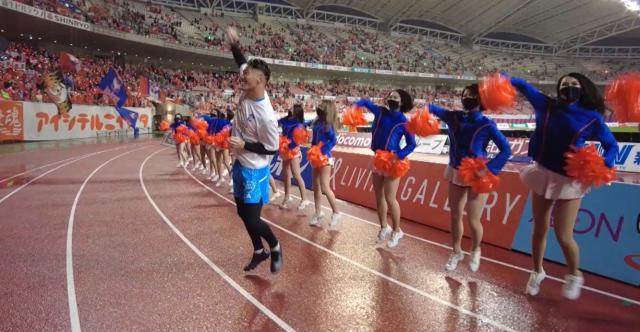 看看日本冠军典礼的气氛:球员乱入啦啦队担任领舞(5)
