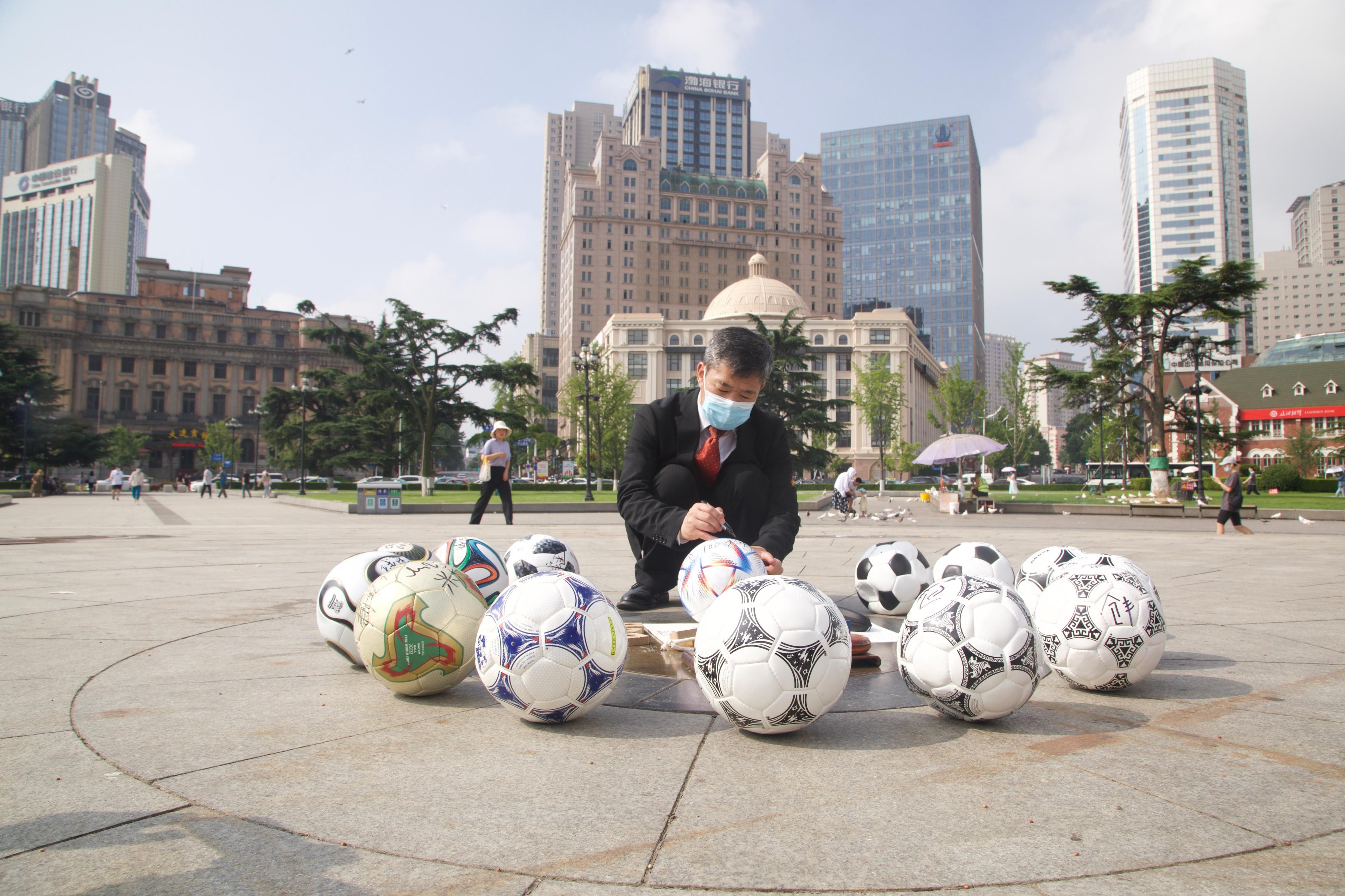 收藏3套历届世界杯用球 “球迷001”大连发起藏品大PK(5)