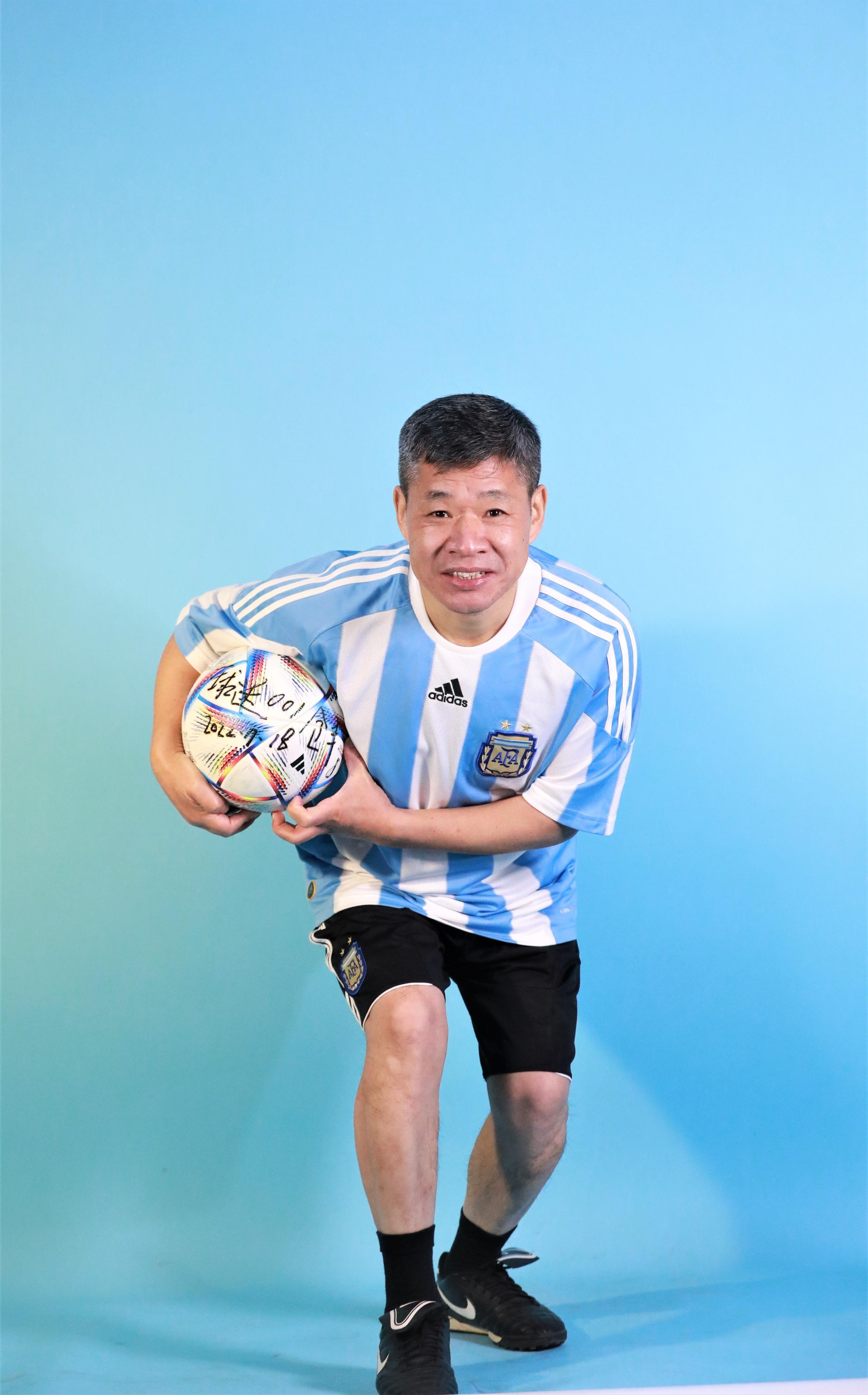 收藏3套历届世界杯用球 “球迷001”大连发起藏品大PK(9)