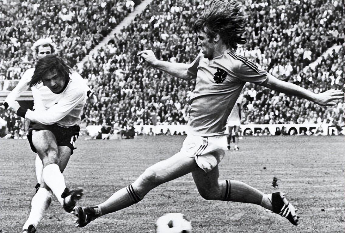 世界杯历史回廊：从58年球王贝利首秀，到74年荷兰掀起战术革命！(5)