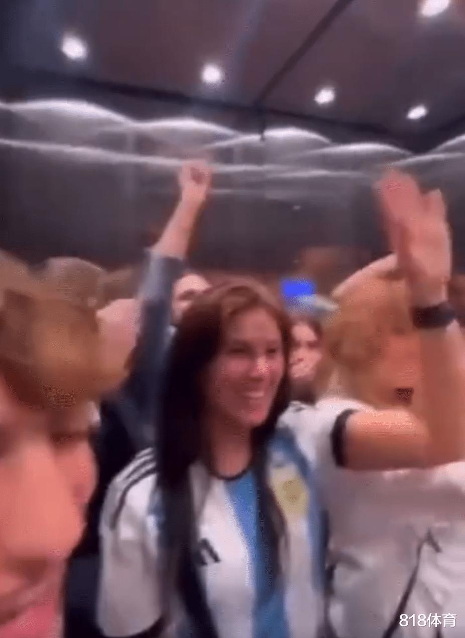 梅西二房! 阿根廷太太团电梯疯狂庆祝, 阿圭罗在美女丛中露一小脸(6)