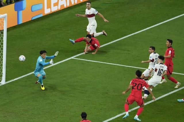 【世界杯】C罗乌龙助攻成就金英权，葡萄牙暂1-1韩国(3)