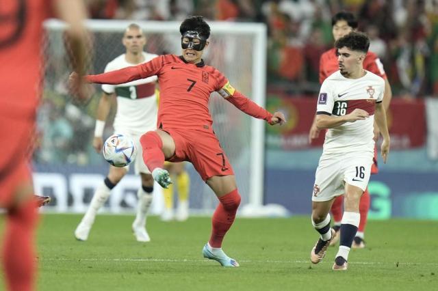 【世界杯】C罗乌龙助攻成就金英权，葡萄牙暂1-1韩国(7)
