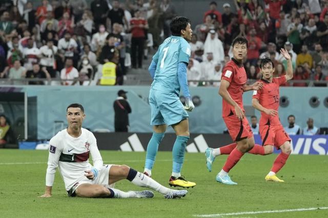 【世界杯】C罗乌龙助攻成就金英权，葡萄牙暂1-1韩国(12)