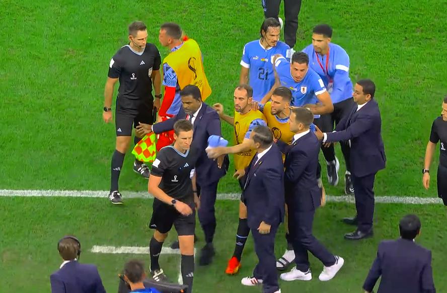 太不甘心！乌拉圭球员赛后围攻裁判，场面混乱，苏亚雷斯泣不成声(1)