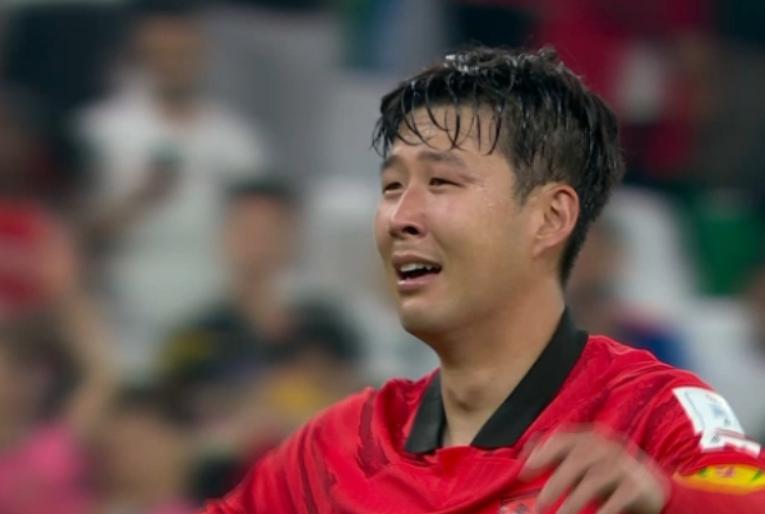 太不甘心！乌拉圭球员赛后围攻裁判，场面混乱，苏亚雷斯泣不成声(2)