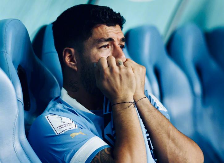 太不甘心！乌拉圭球员赛后围攻裁判，场面混乱，苏亚雷斯泣不成声(3)