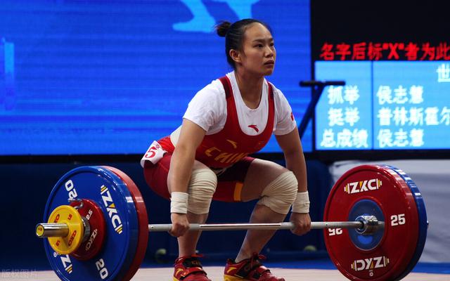 举重世锦赛女子49公斤级，蒋惠花获得三金，侯志慧抓举总成绩摘铜