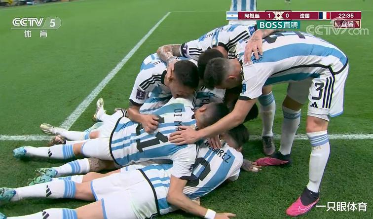 1-0！梅西世界杯决赛首次破门，进6球领跑金靴，阿根廷疯狂庆祝(1)