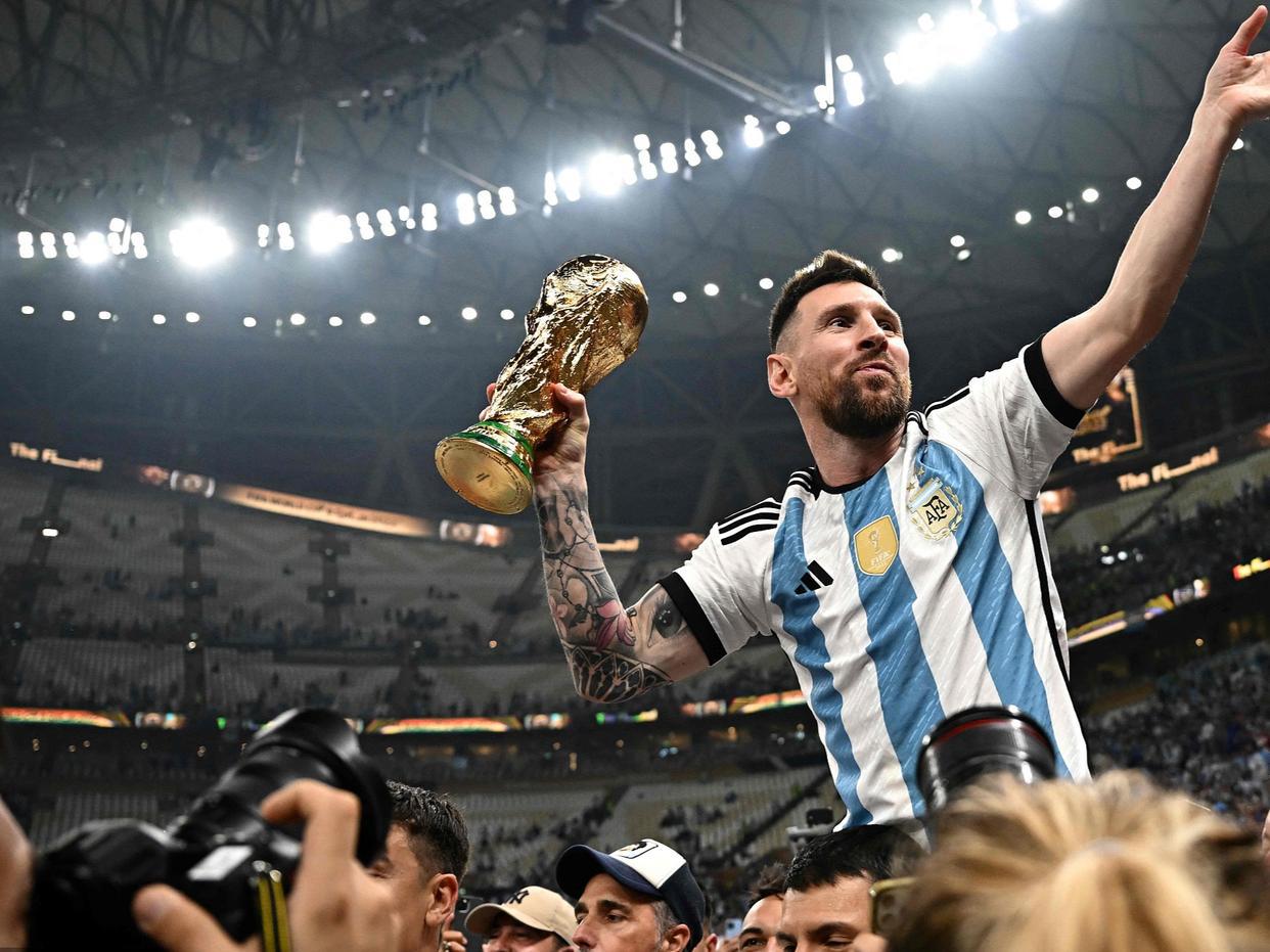 今晚不睡了！阿根廷全员乘大巴深夜游街狂欢，南美足联奖励一千万(2)