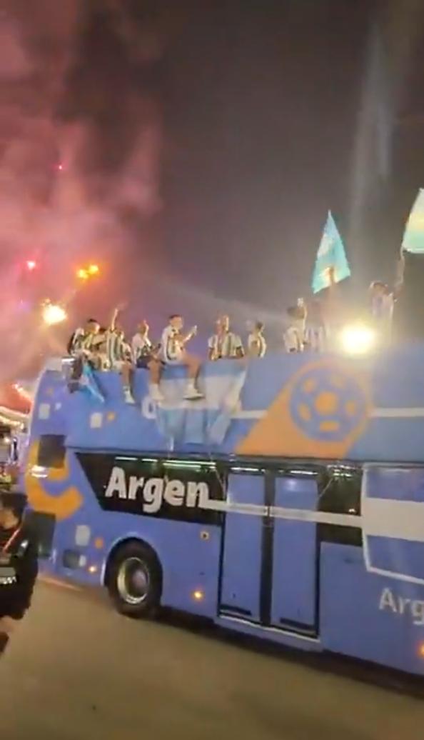 今晚不睡了！阿根廷全员乘大巴深夜游街狂欢，南美足联奖励一千万(3)