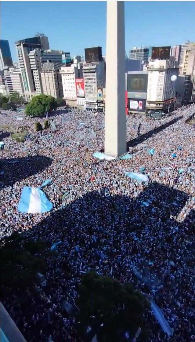 今晚不睡了！阿根廷全员乘大巴深夜游街狂欢，南美足联奖励一千万(5)
