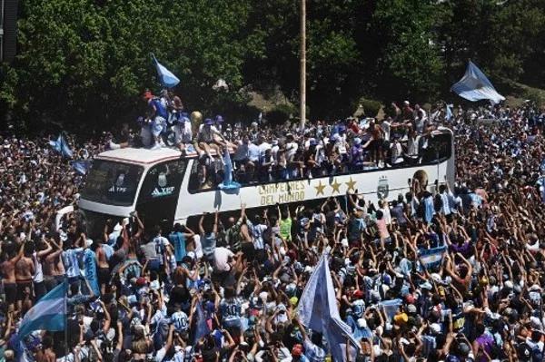 有球迷从天桥直接跳入敞篷大巴！阿根廷400万人齐庆祝 为安全起见夺冠巡游提早结束