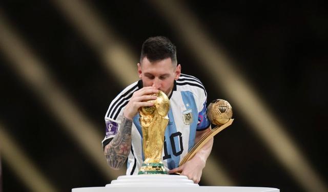 焚烧“姆巴佩棺材”！阿根廷球迷做得过分，网友：梅西不予制止吗