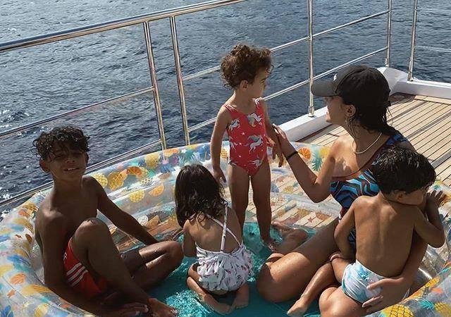 C罗原女友带4个孩子坐游艇，母心拥抱2岁儿子，小罗皮肤变黑(3)